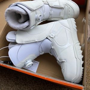 WOMENS SNOWBOARD BOOTS